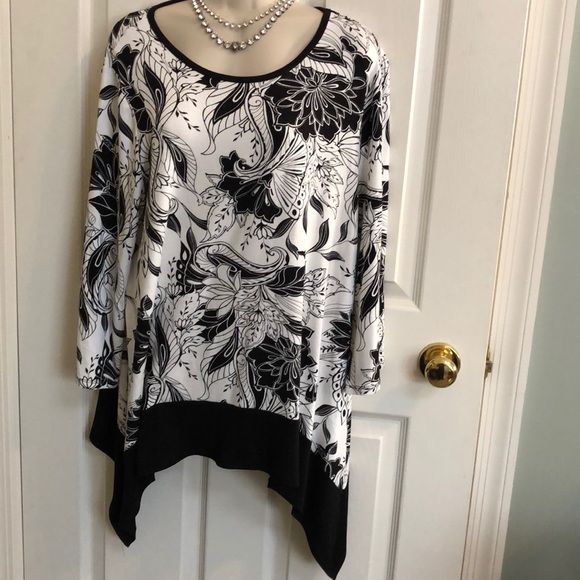 Black and white flowing top Worn once!! - Picture 6 of 6